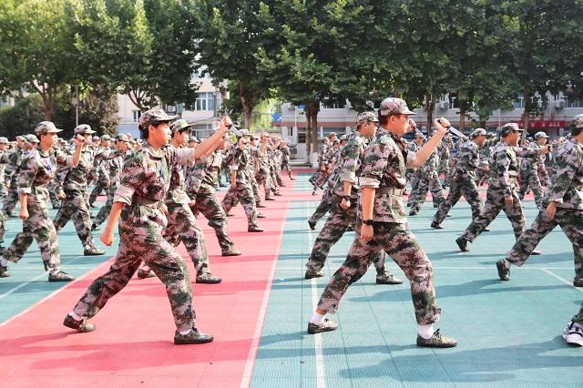 新生“匍匐刀”表演.jpg